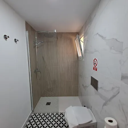 Homeforguest Con Terraza Y Piscina En Appartement