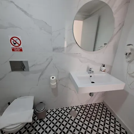 Appartamento Homeforguest Con Terraza Y Piscina En
