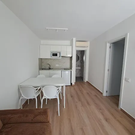 Homeforguest Con Terraza Y Piscina En Apartment *