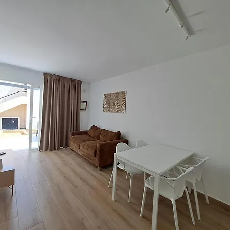 Apartment Homeforguest Con Terraza Y Piscina En *