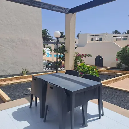 Homeforguest Con Terraza Y Piscina En