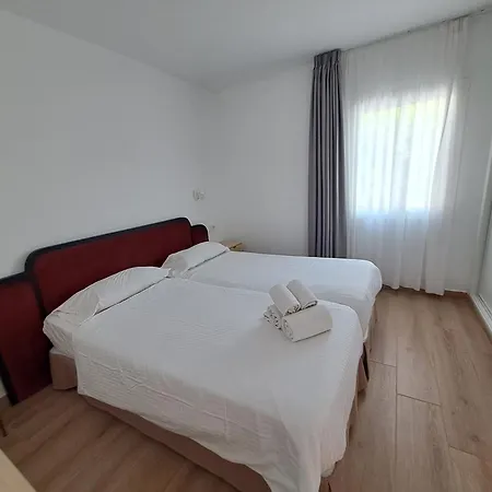 Homeforguest Con Terraza Y Piscina En Apartment